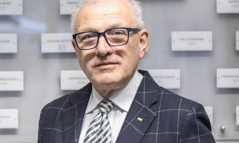 Per favore, ditegli di smettere! Secondo voi, a chi ci riferiamo?
